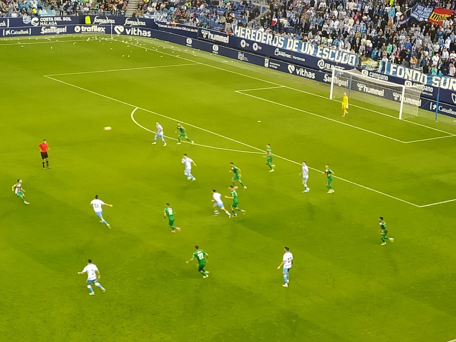 Instante de la gran victoria del Alcoyano en La Rosaleda ante más de 20.000 espectadores