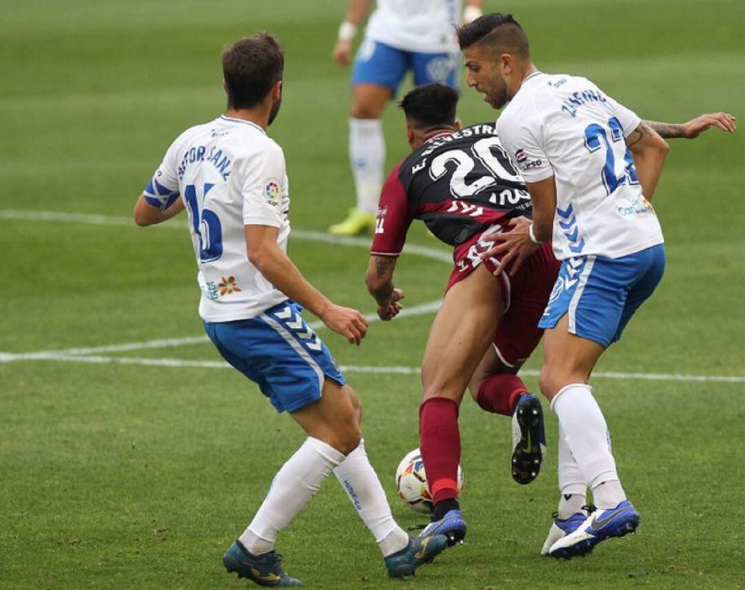 Zarfino pugna por un balón en el transcurso del partido.