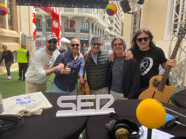 Los componentes de la banda 'El sótano del doctor', tras su actuación en directo para los oyentes de Radio Murcia.