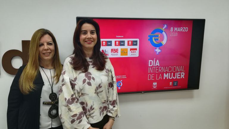 La edil de Igualdad junto a la directora de aulas de la 3º edad de Elda 