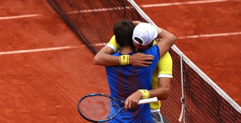 Feliciano y Marc López se abrazan tras conseguir la victoria en Roland Garros.