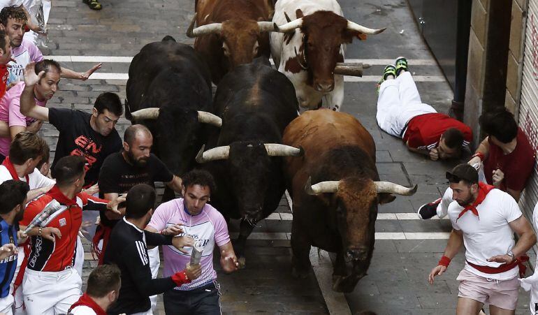 FOTOGALERÍA | Los toros de la ganadería de Jandilla, de Mérida (Badajoz), han protagonizado el quinto encierro de los Sanfermines 2016.