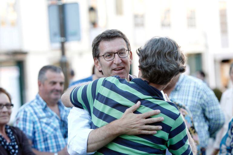 El presidente de la Xunta, Alberto Núñez Feijoo, saluda a un militante del PP en un acto de partido