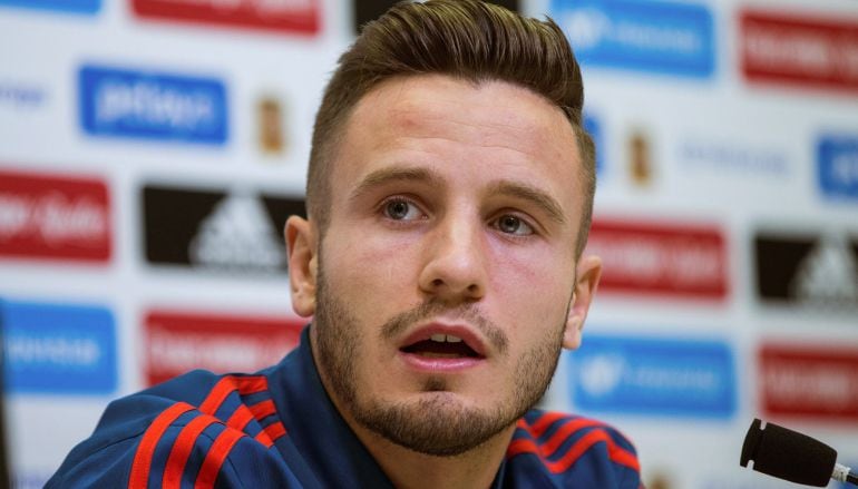 Saúl Ñíguez responde a la prensa en la concentración de la selección