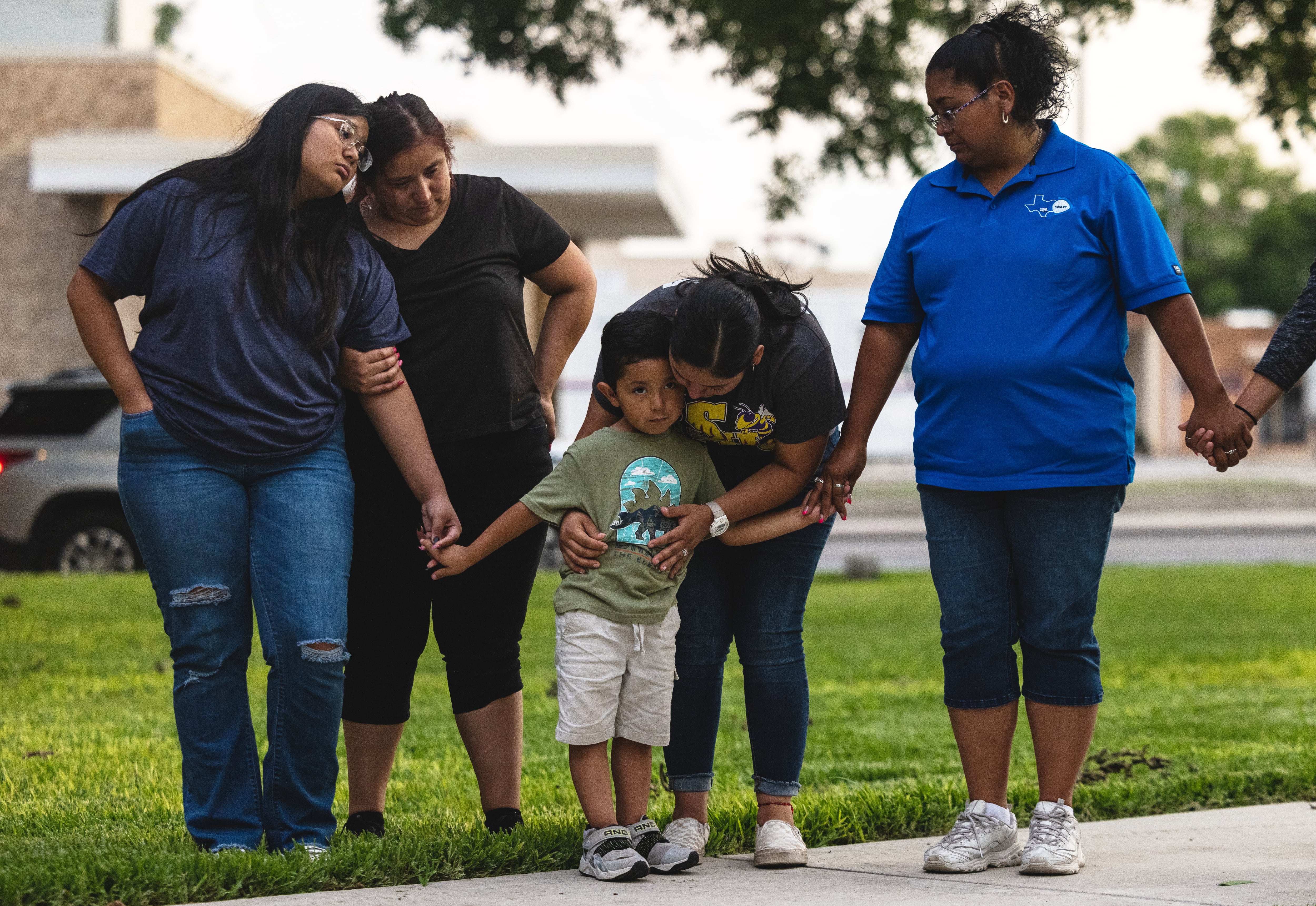 Vecinos de Uvalde (Texas) rezan por las víctimas del tiroteo en la Robb Elementary School: 19 menores y un profesor han sido asesinados.