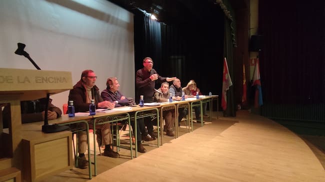 El director del Itacyl y la junta directiva de la Comunidad de Regantes Canal Bajo del Bierzo