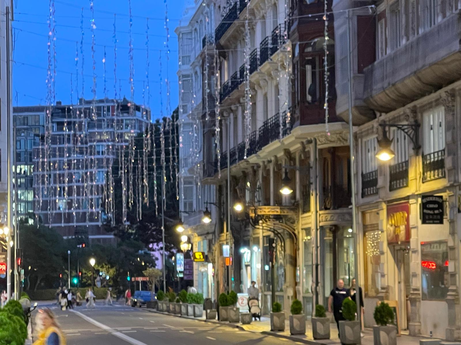 El Ayuntamiento de València paraliza el montaje de las luces de Navidad ante el aluvión de críticas por "falta de sensibilidad"