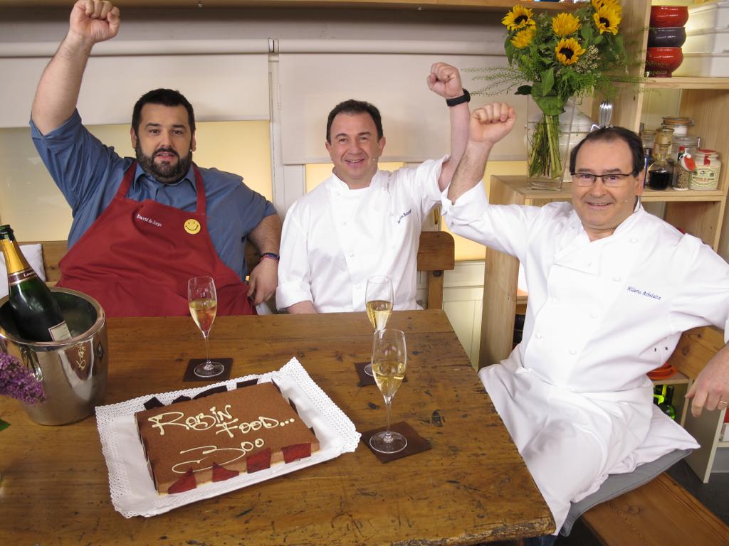 David de Jorge, Martín Berasategui e Hilario Arbelaitz, en el plató de &#039;Robin Food&#039;, tras la grabación del programa número 300, en 2011.