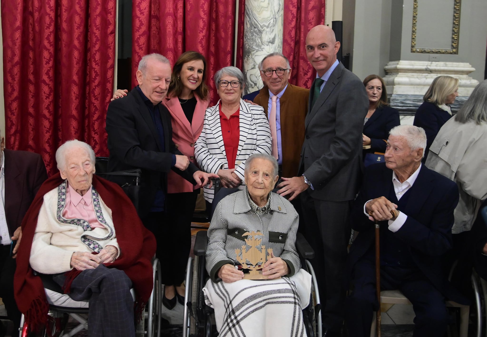 La alcaldesa María José Catalá y el concejal de Personas Mayores, José Gosálvez, en un acto de homenaje a las personas centenarias de València