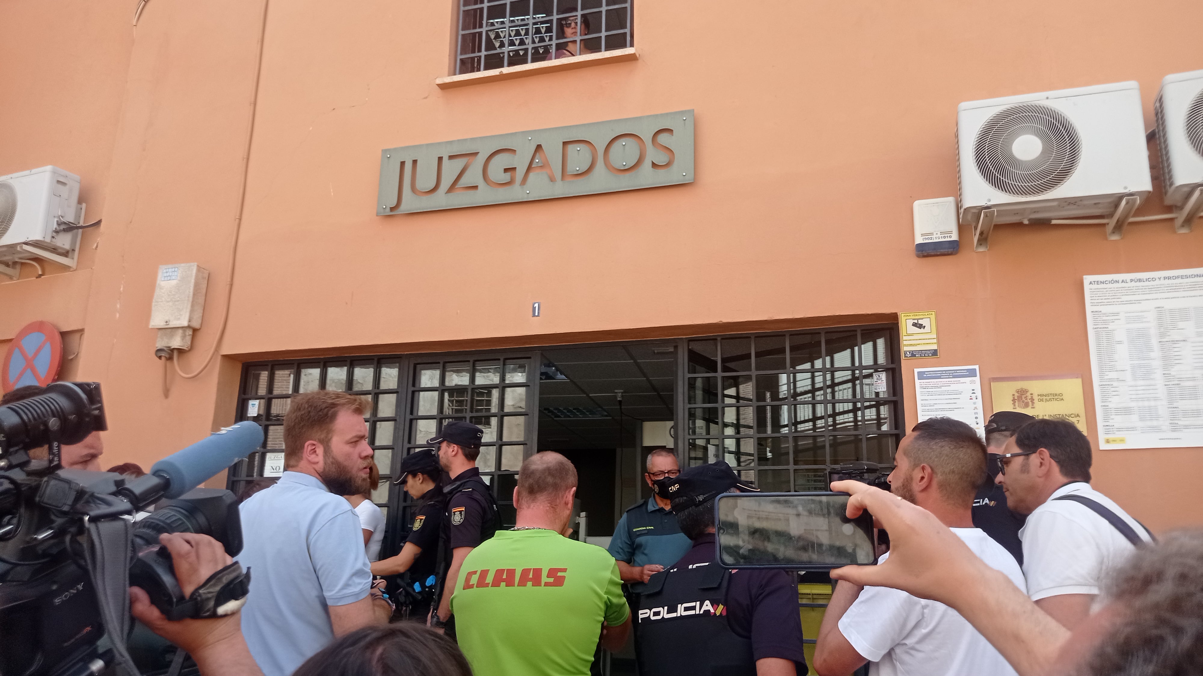 Periodistas a las puertas del juzgado número 7 de Lorca