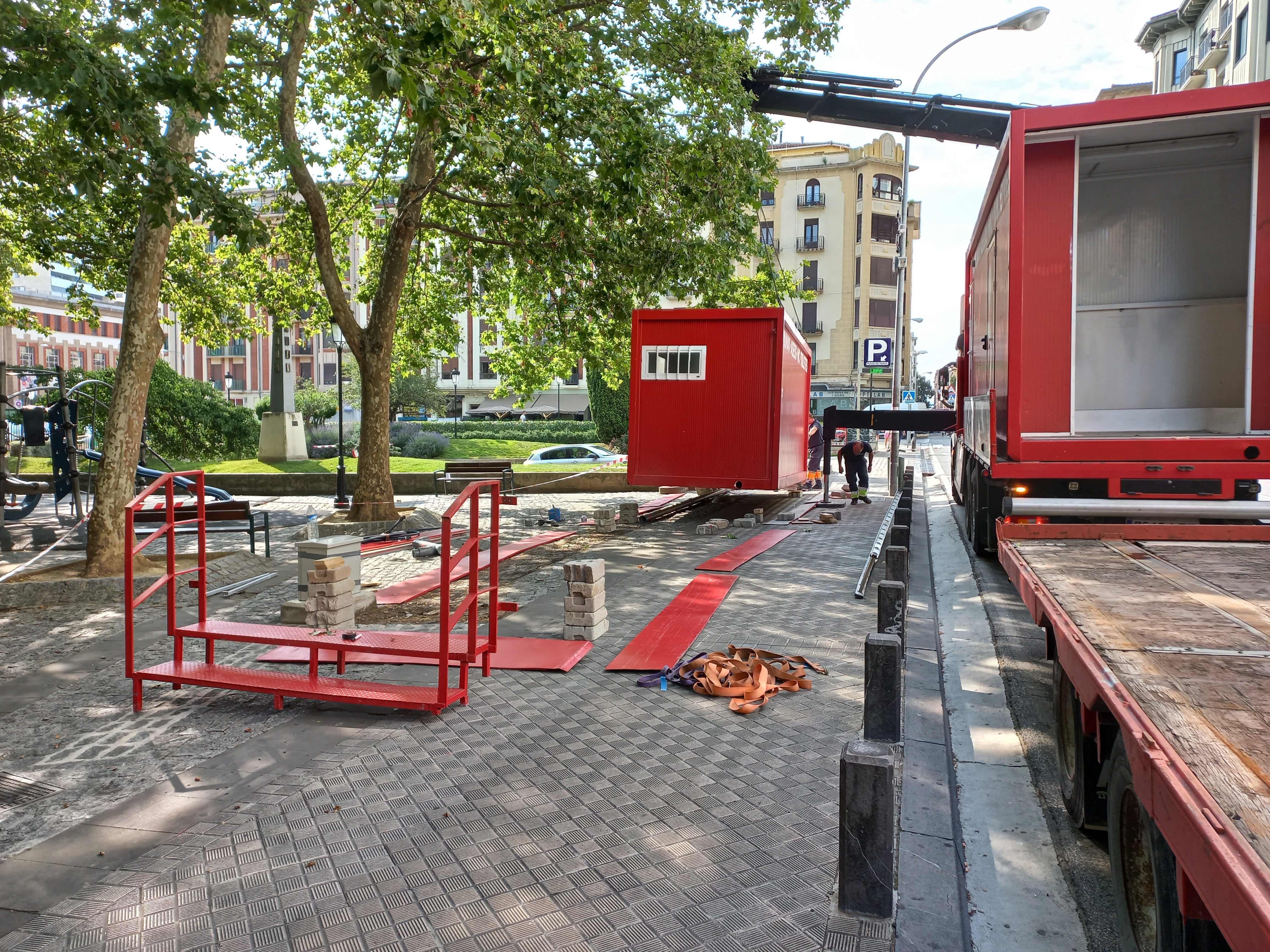 Colocación de baños portátiles frente a la Plaza de Toros de Pamplona