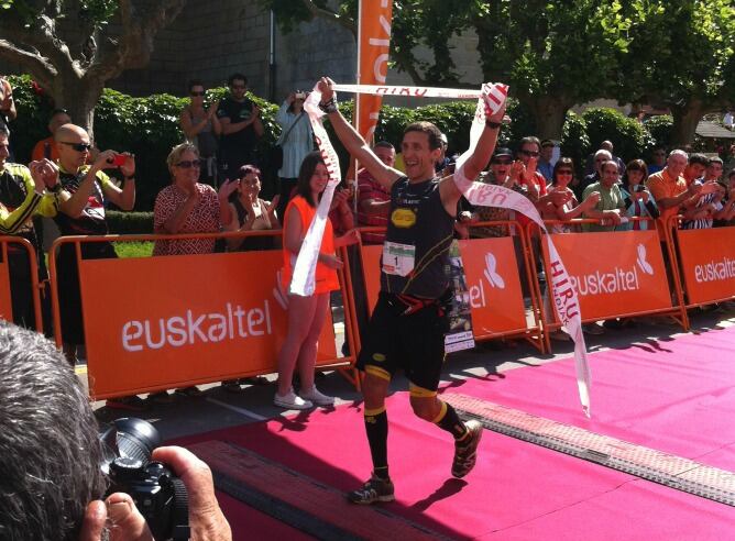 El alavés Jabi Domínguez entrando en la línea de meta de Araia
