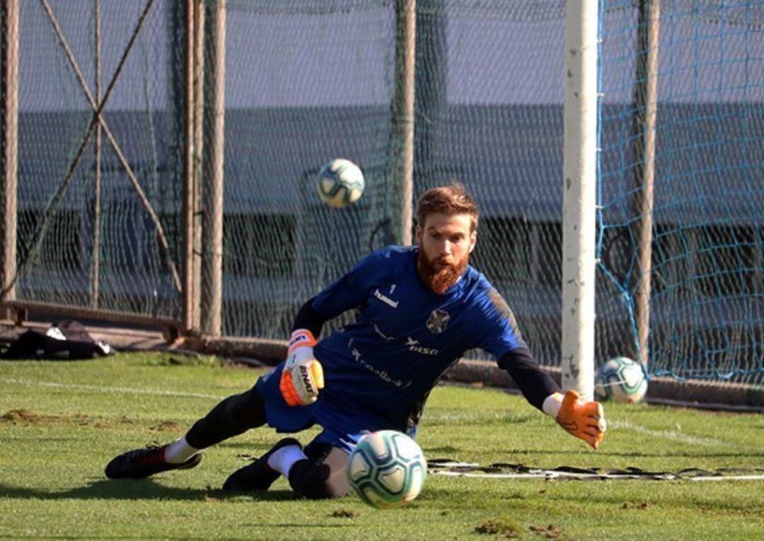 El meta blanquiazul en un entrenamiento en El Mundialito