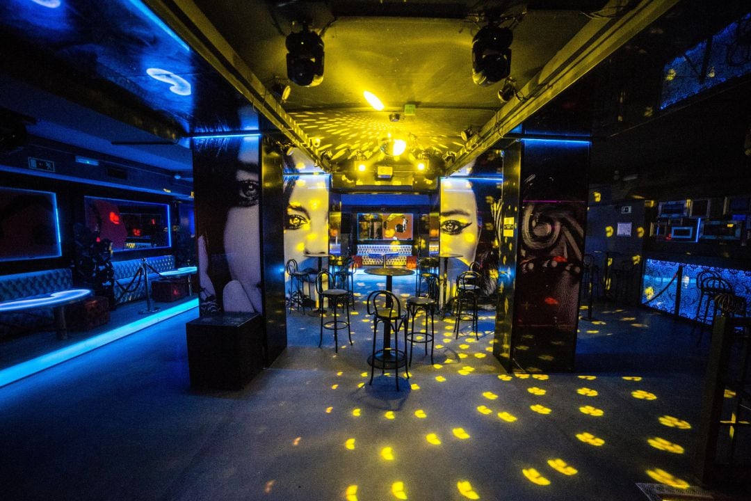 Sillas en la pista de baile de la discoteca La Cartuja en Madrid