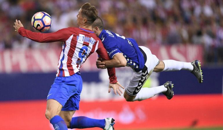 Momento en el que Laguardia agarra a Torres y que terminó con penalti para el Atletico.