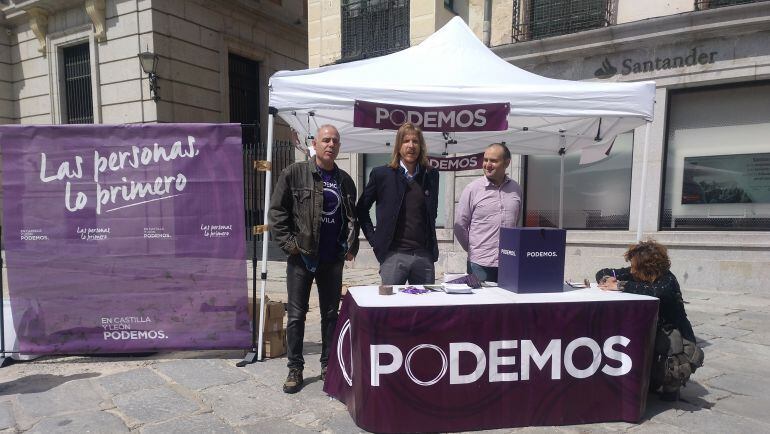 Pablo Fernández (centro) presenta la campaña '¿Qué Castilla y León quieres?