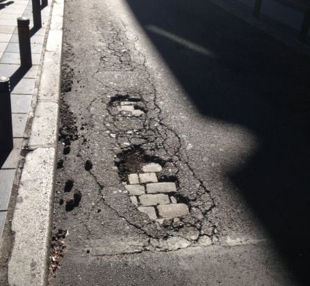 El problema de los adoquines, también en la calle Barquillo, como denuncian los ciudadanos en la Red.