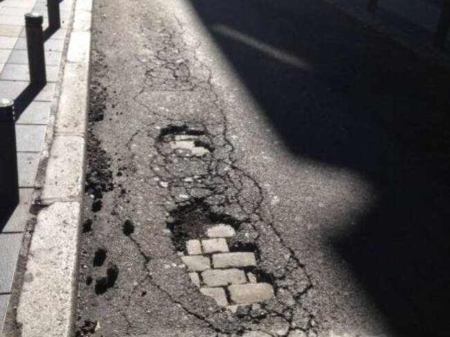 El problema de los adoquines, también en la calle Barquillo, como denuncian los ciudadanos en la Red.