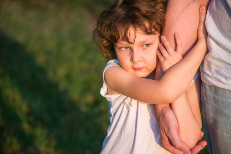 Niño abrazando a su padre