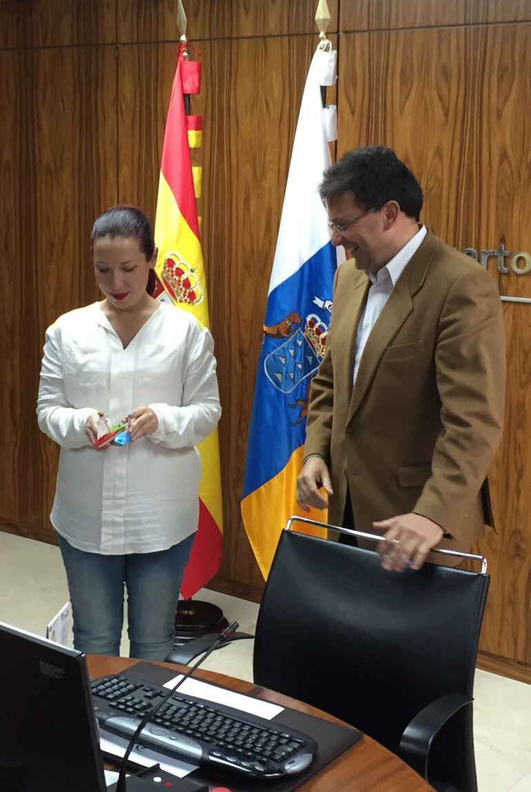 Luis Ibarra obsequió con un barco para su furturo bebé a  Patricia Hernández