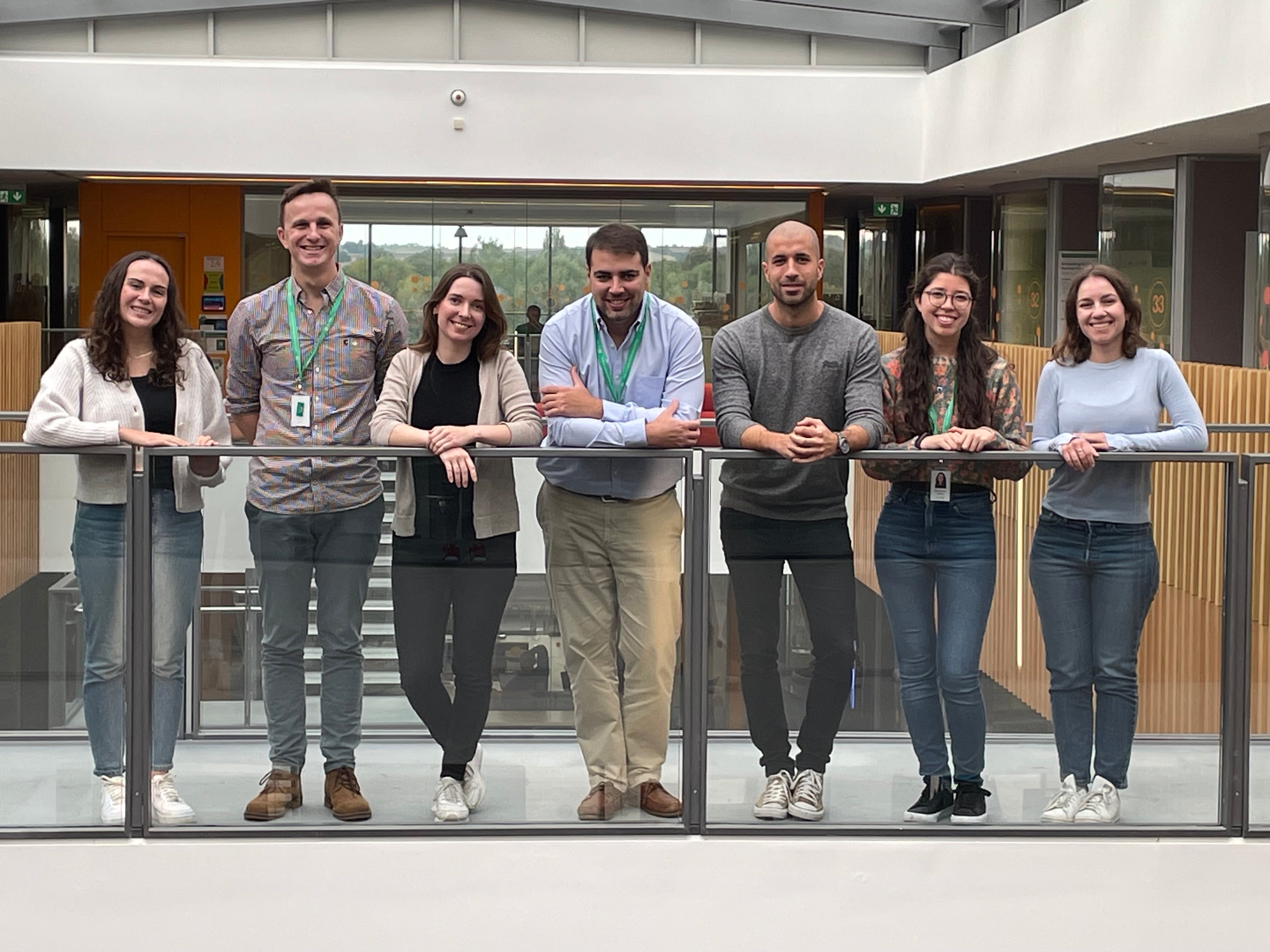 El grupo de investigación de Isidro Cortés-Ciriano en el EMBL-EBI, con el investigador español en el centro.