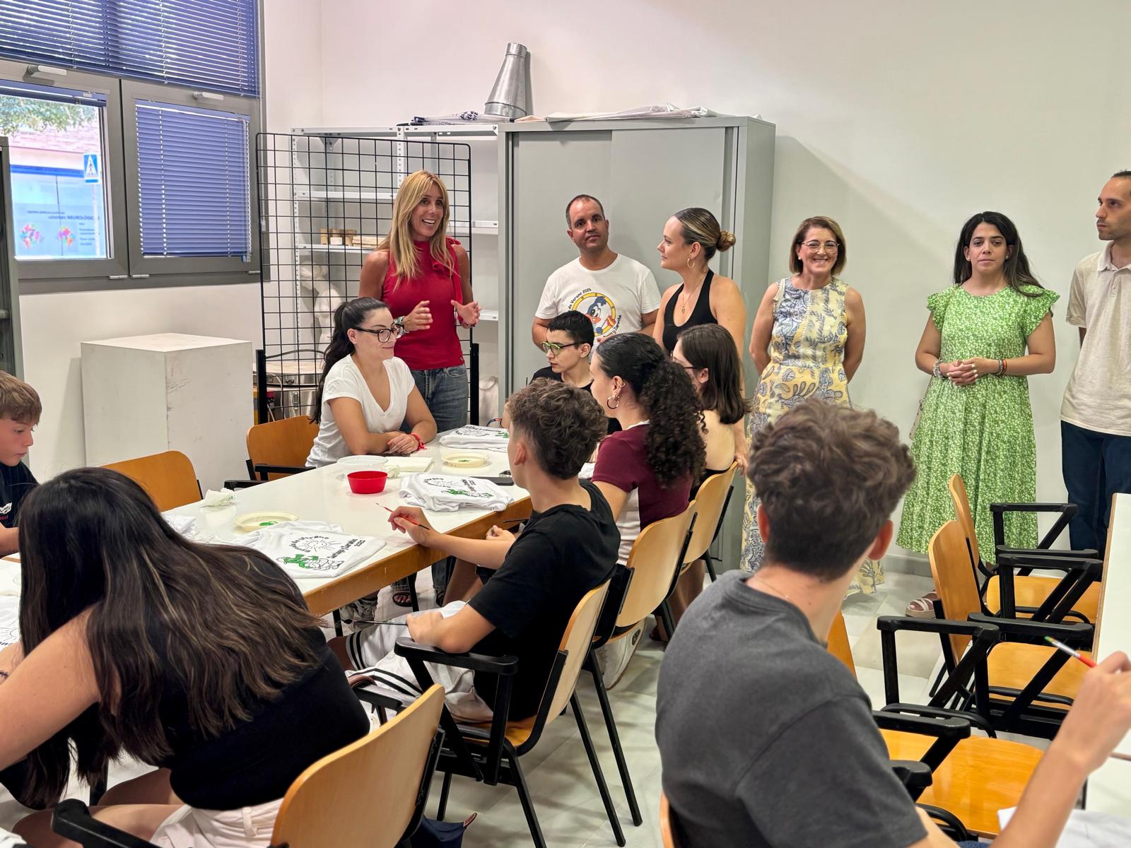 La concejal de Bienestar Social y Familia, Pilar Torres, asiste al inicio de la Escuela de Verano de Santiago y Zaraíche