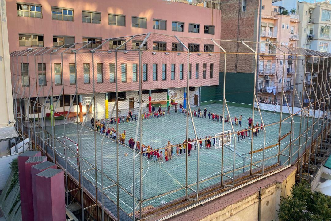  Alumnos de un colegio del centro de Barcelona celebran en el patio la tradicional Castanyada, este viernes, cuando las nuevas medidas aprobadas por el Govern de la Generalitat para la contención de la covid, que establece el cierre del perímetro de Cataluña durante 15 días y un confinamiento de todos los municipios de viernes a domingo, han entrado en vigor tras su publicación en el DOGC. 