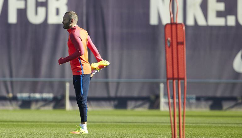 Andrés Iniesta entrena en la Ciudad Deportiva Joan Gamper tras recibir el alta