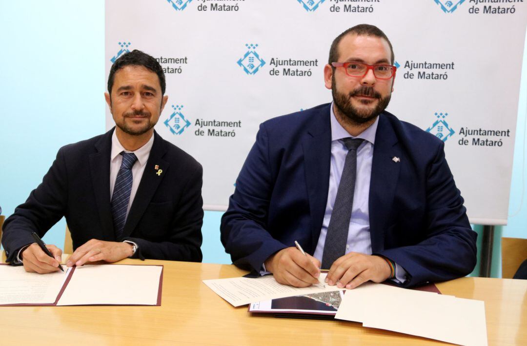 Signatura del conveni entre el conseller de Territori i Sostenibilitat, Damià Calvet, i l'alcalde de Mataró, David Bote