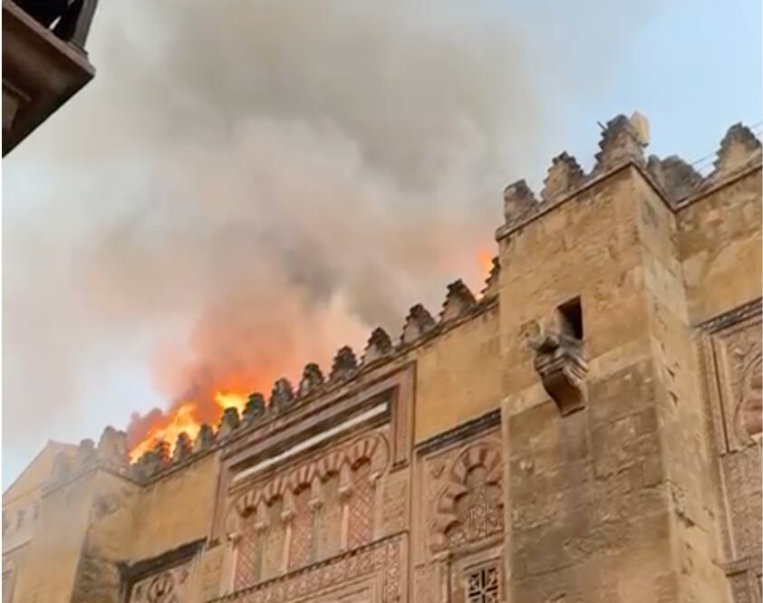 Las llamas salen del interior de la Mezquita de Córdoba