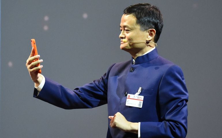 El fundador del gigante chino del comercio electrónico Alibaba, Jack Ma, sostiene su teléfono para hacer una &#039;selfie&#039; y pagar