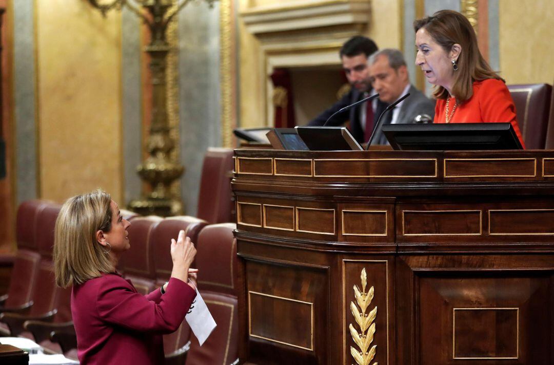 La diputada de Coalición Canaria, Ana Oramas (i), conversa con la presidenta del Congreso, Ana Pastor (d), este jueves durante la última sesión del Congreso antes de que la Diputación Permanente asuma las funciones del pleno. 