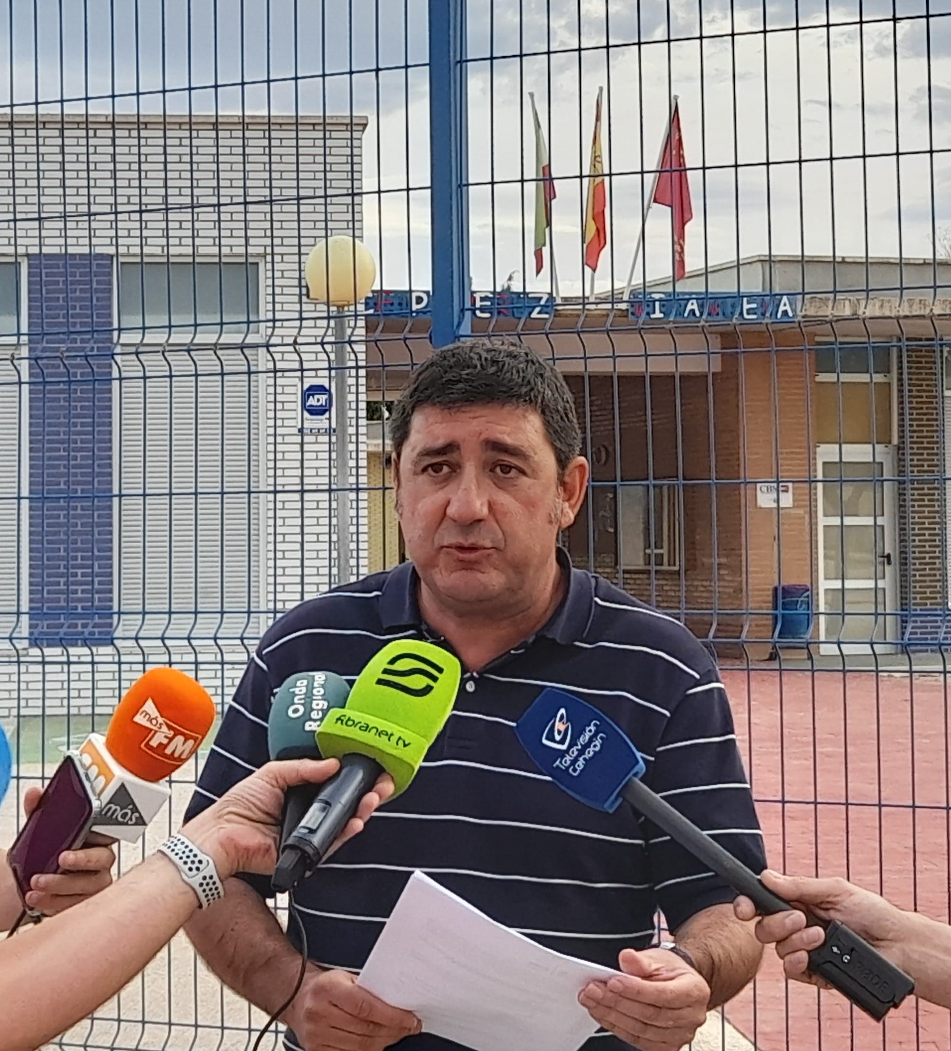 El concejal Ismael Abellán frente al colegio Pérez Villanueva