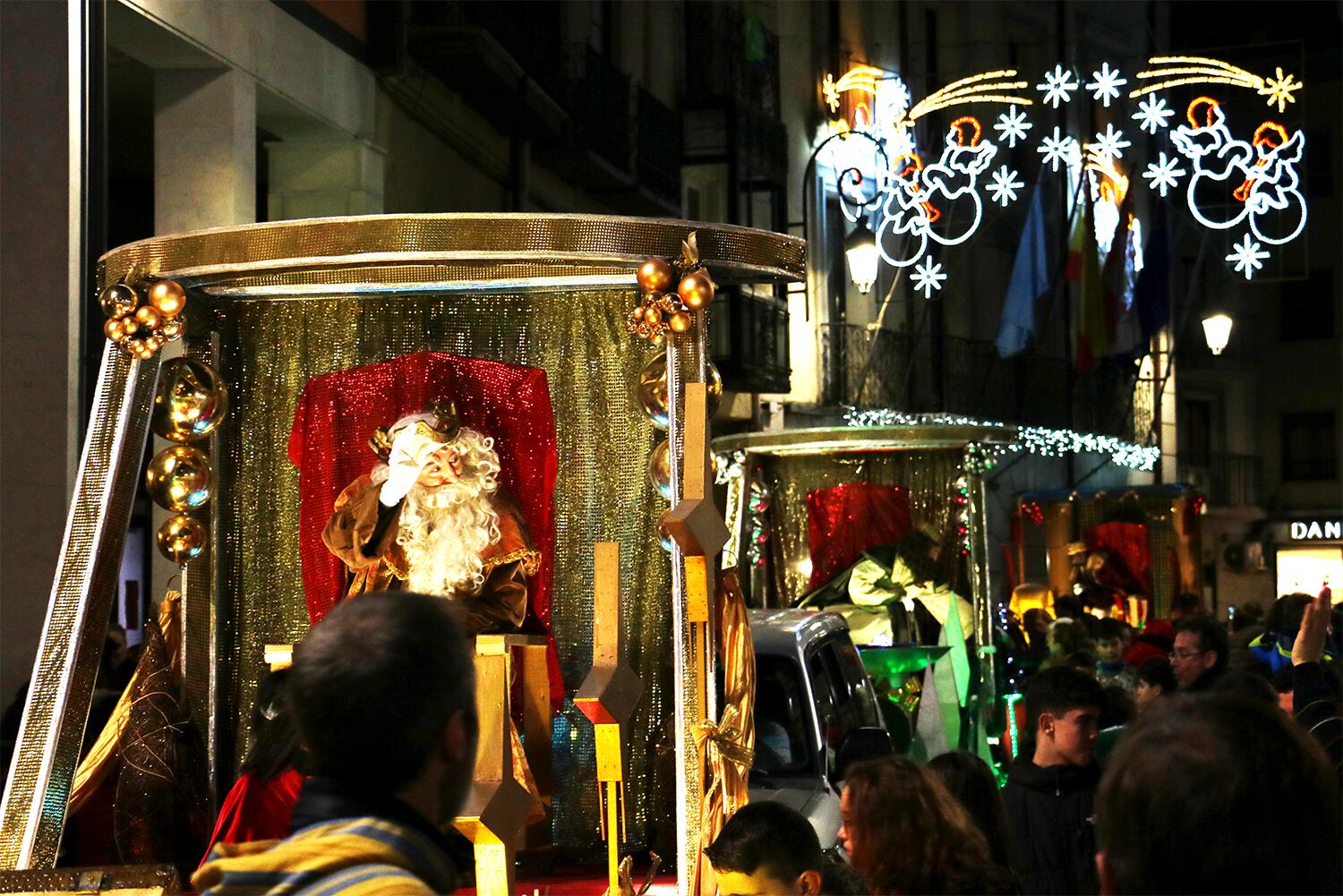 Las tres carrozas, una tras otra, preparadas para reintegrarse en la cabalgata