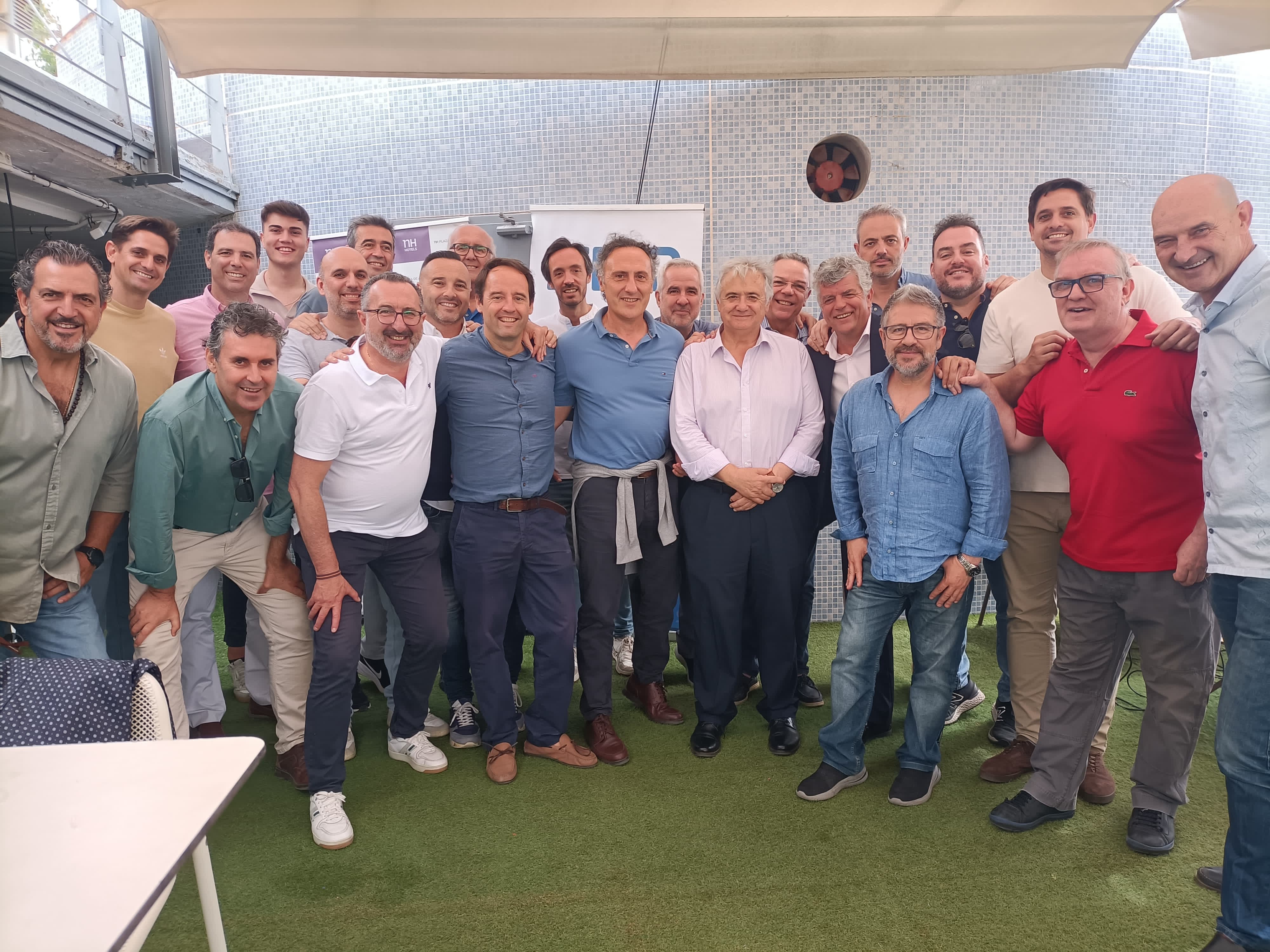 Imagen del pasado verano, con compañeros de diferentes medios de comunicación en el NH Plaza de Armas, en el balance de temporada de 'Libre y Directo', con Nacho Ansó