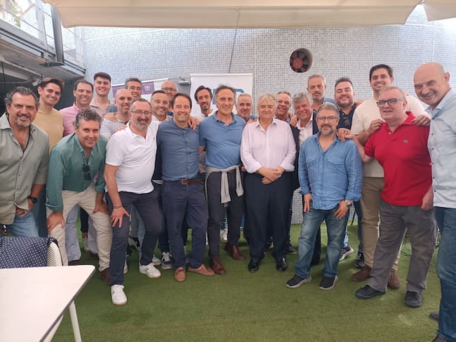 Imagen del pasado verano, con compañeros de diferentes medios de comunicación en el NH Plaza de Armas, en el balance de temporada de 'Libre y Directo', con Nacho Ansó