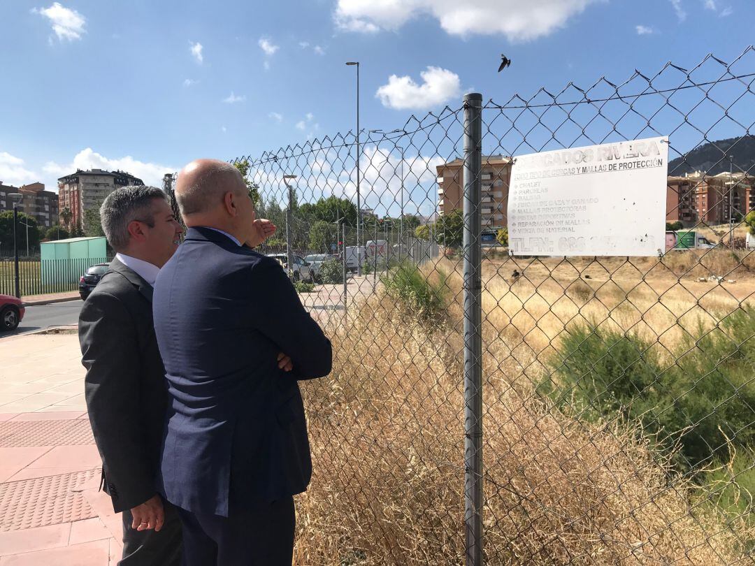 Una de visitas del delegado y el consejero de Cultura a los terrenos donde se ubicará el conservatorio.