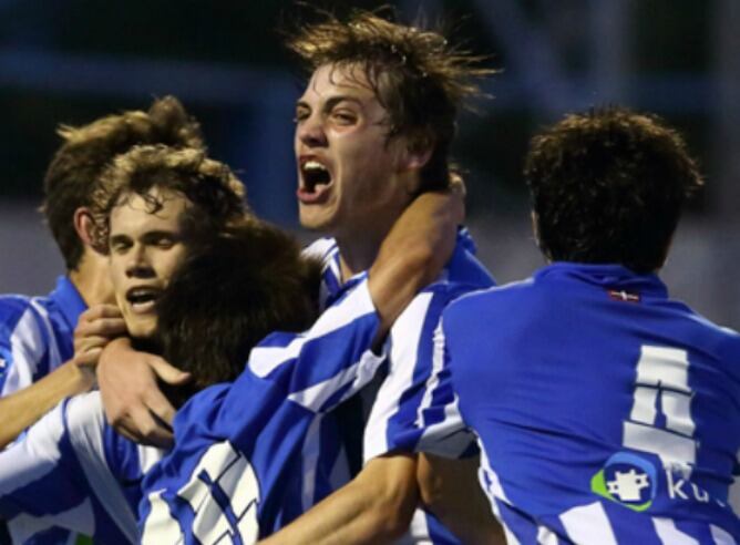 Los jugadores juveniles de la Real Sociedad celebran el pase al final