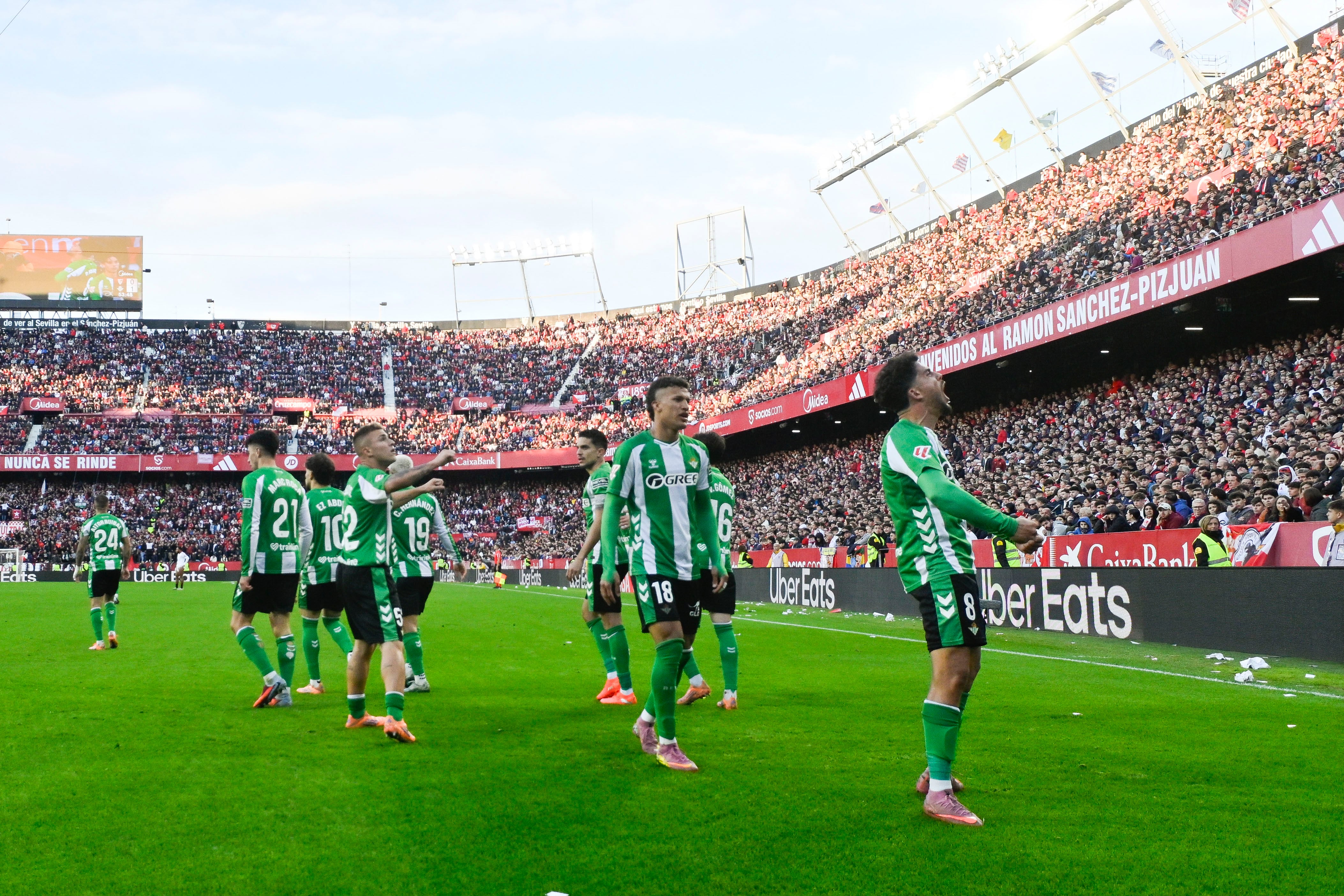 SEVILLA, 30/11/2025.- El centrocampista del Betis Pablo Fornals (d) celebra tras marcar el 0-1 durante el partido de LaLiga entre Sevilla FC y Real Betis celebrado este domingo en el Estadio Ramón Sánchez-Pizjuán de Sevilla. EFE/ Raúl Caro