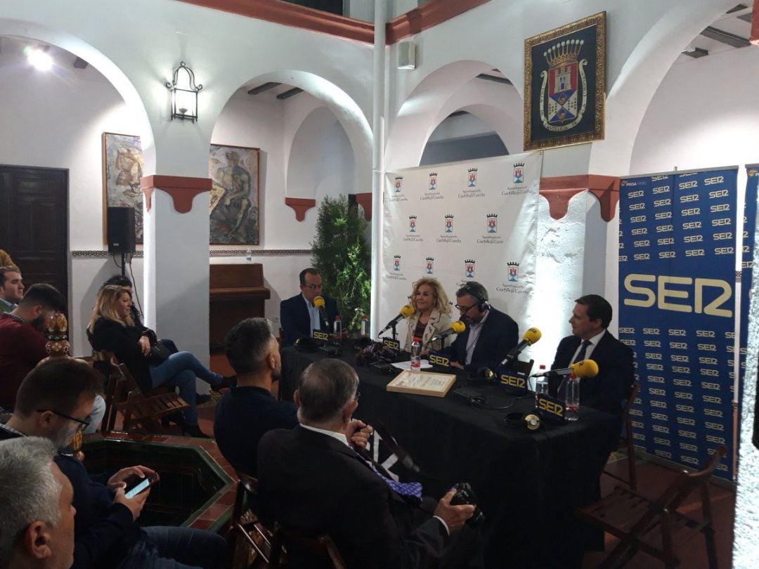 De izquierda a derecha, en la mesa de Cruz de Guía, Diego Villar, hermano mayor de la Hermandad de la Plaza; Carmen Herrera, alcaldesa de Castilleja de la Cuesta; Paco García, presentador del programa cofradiero de Radio Sevilla; y José Luque, hermano mayor de la Hermandad de la Calle Real