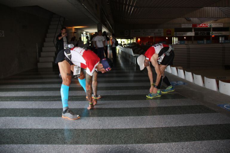 Corredors estirant al pavelló de Fontajau