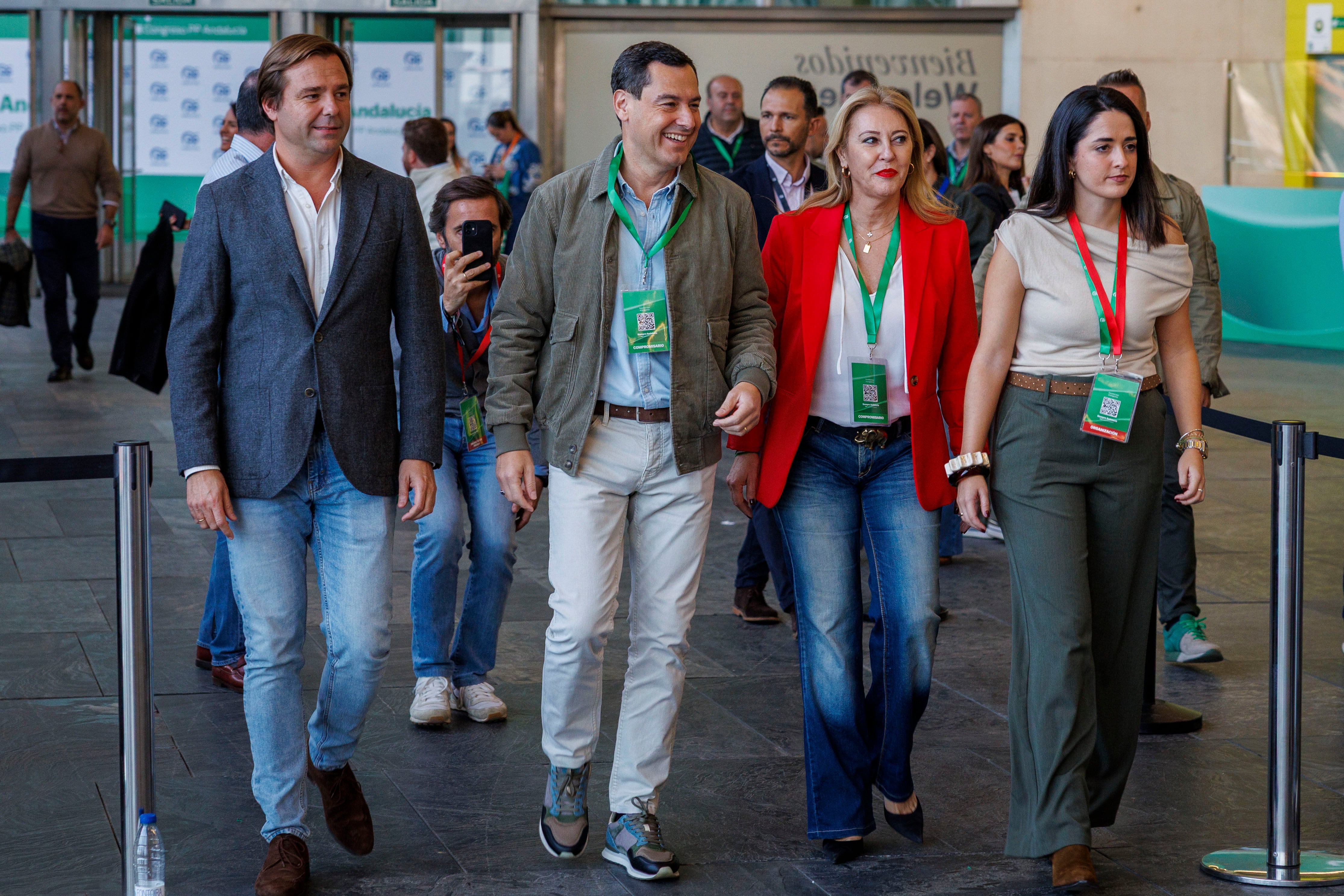 SEVILLA, 07/11/2025.- El presidente de la Junta y del Partido Popular en Andalucía, Juanma Moreno (2i), llega al XVII Congreso del PP de Andalucía que se celebra desde hoy viernes en el Palacio de Congresos de Sevilla, en el que Moreno volverá a ser reelegido como presidente del partido, que afronta esta cita como un &quot;impulso&quot; ante las elecciones autonómicas de 2026. EFE/Julio Muñoz
