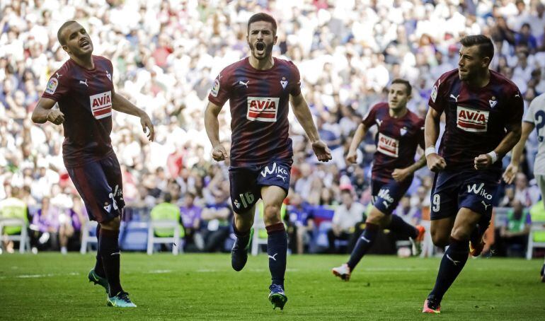 Fran Rico celebra el 0-1 en el Bernabéu. A la postre serviriía para lograr un empate histórico.