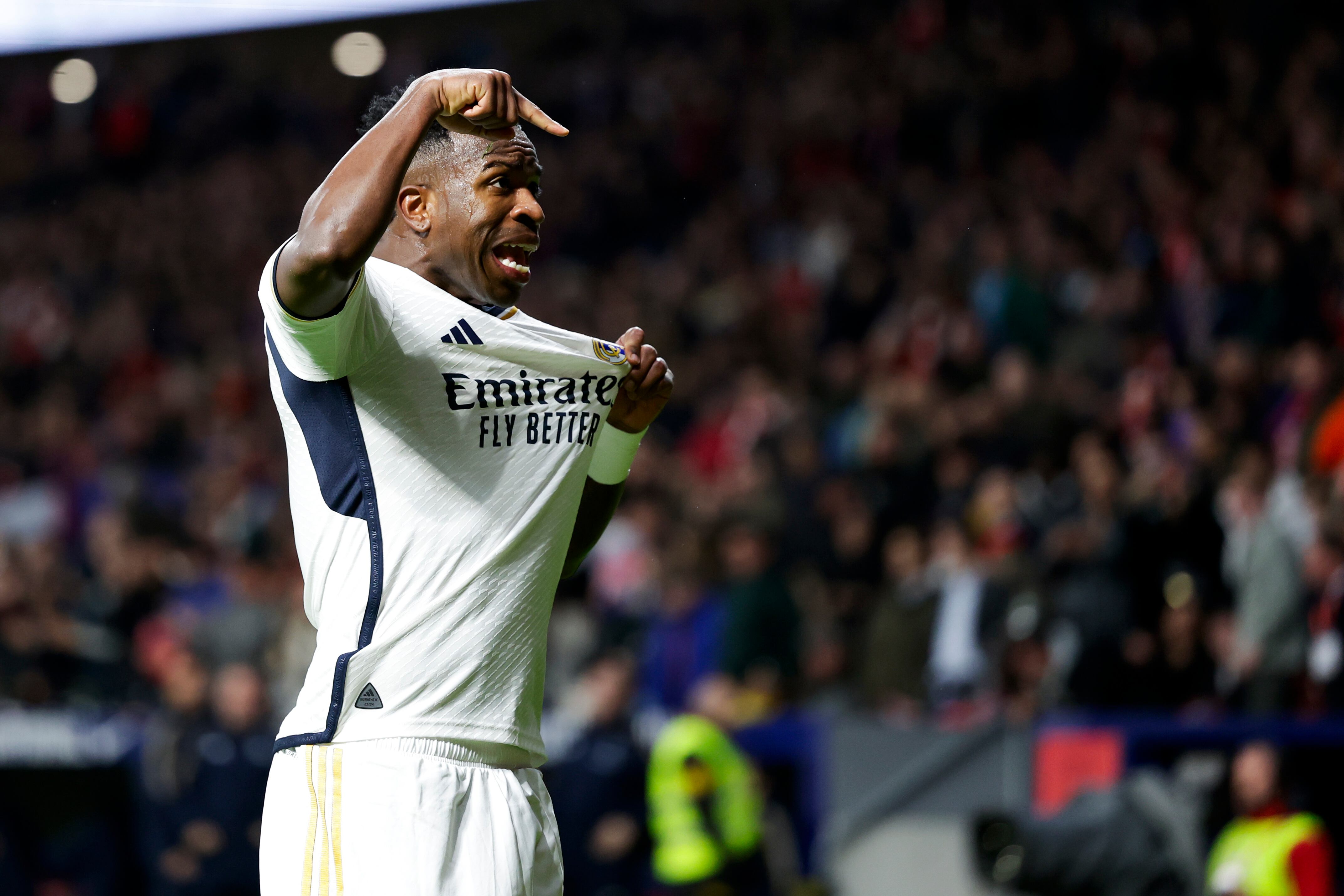 Vinícius Júnior se señala el escudo mientras mira a la grada del Civitas Metropolitano en el encuentro de Copa del Rey entre el Atletico Madrid y el Real Madrid. (Photo by David S. Bustamante/Soccrates/Getty Images)