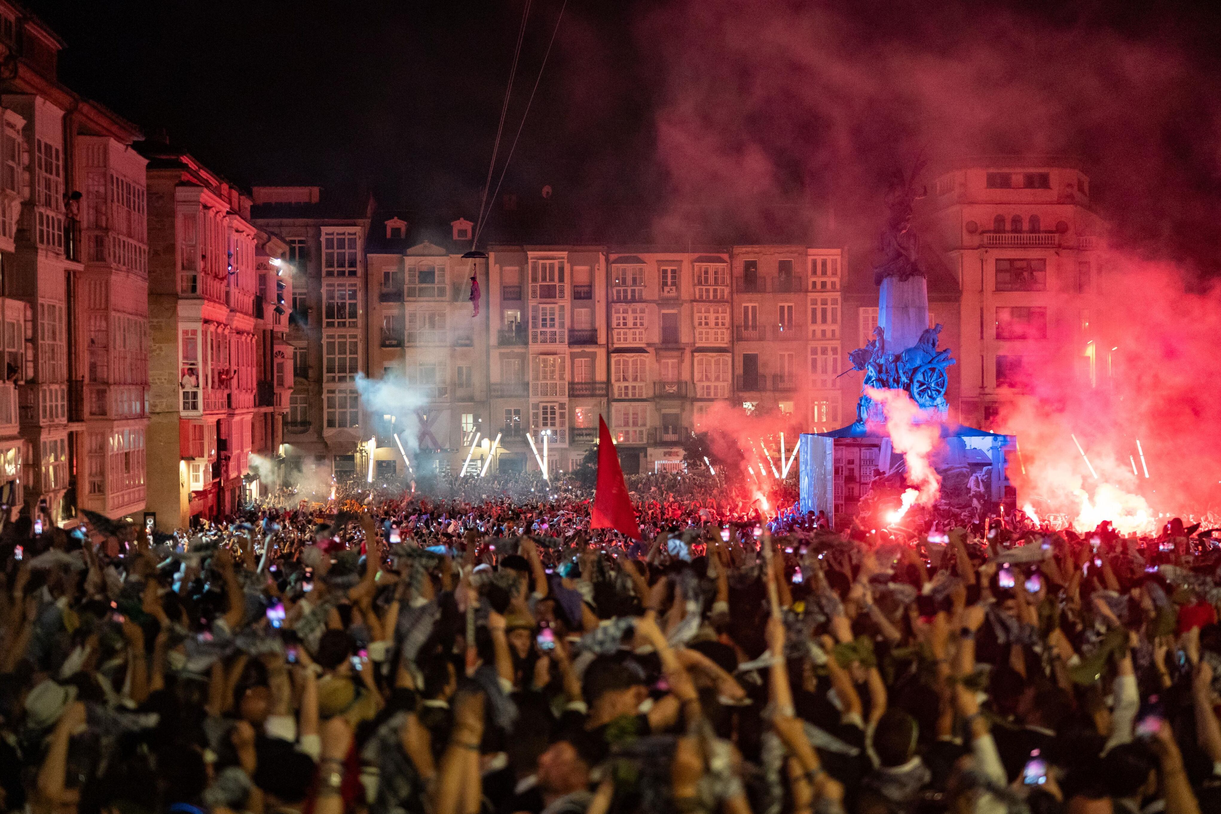 VITORIA, 10/08/2025.- Subida de celedón que marca el final de las fiestas. EFE / L. Rico