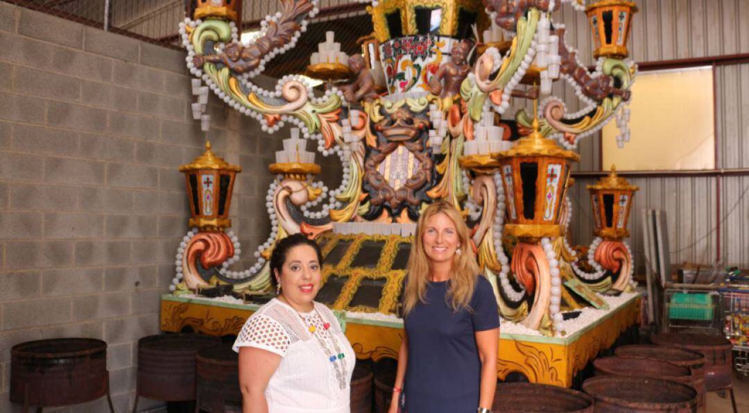 La concejala de fiestas, Pilar Escuder, y la alcaldesa de Castelló, Amparo Marco, en el almacén de gaiatas. Imagen de archivo