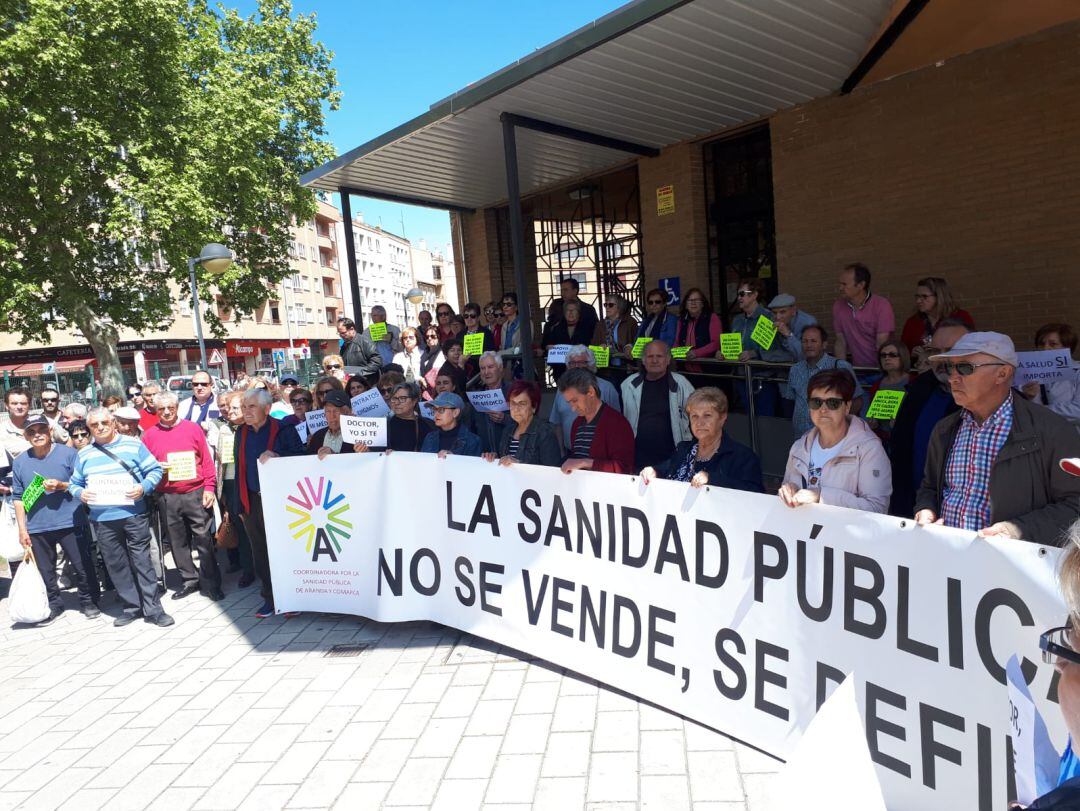 Cerca de un centenarde personas acudieron esta concentración en el centro de salud sur de Aranda