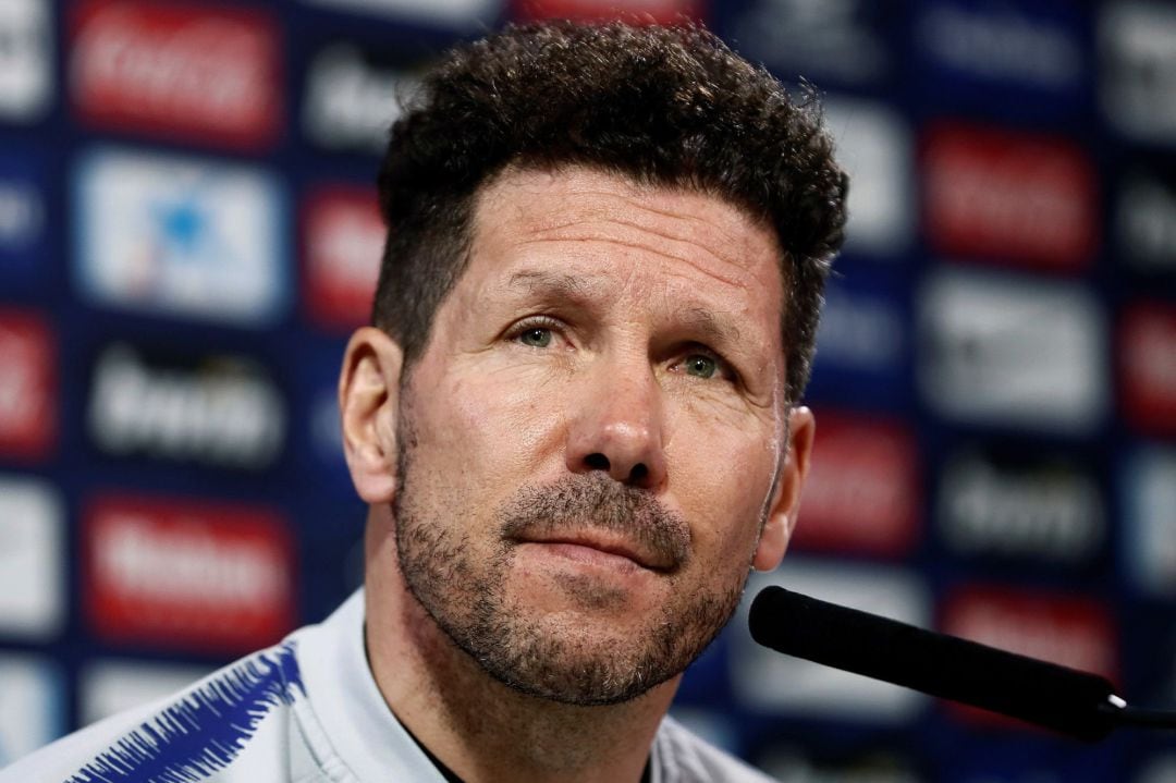 El entrenador argentino del Atlético de Madrid, Diego Simeone, durante la rueda de prensa posterior al entrenamiento realizado hoy en la Ciudad Deportiva del equipo, en Majadahonda, en la víspera del partido de liga de Primera División que el conjunto rojiblanco disputa ante el Levante mañana en el Wanda Metropolitano.