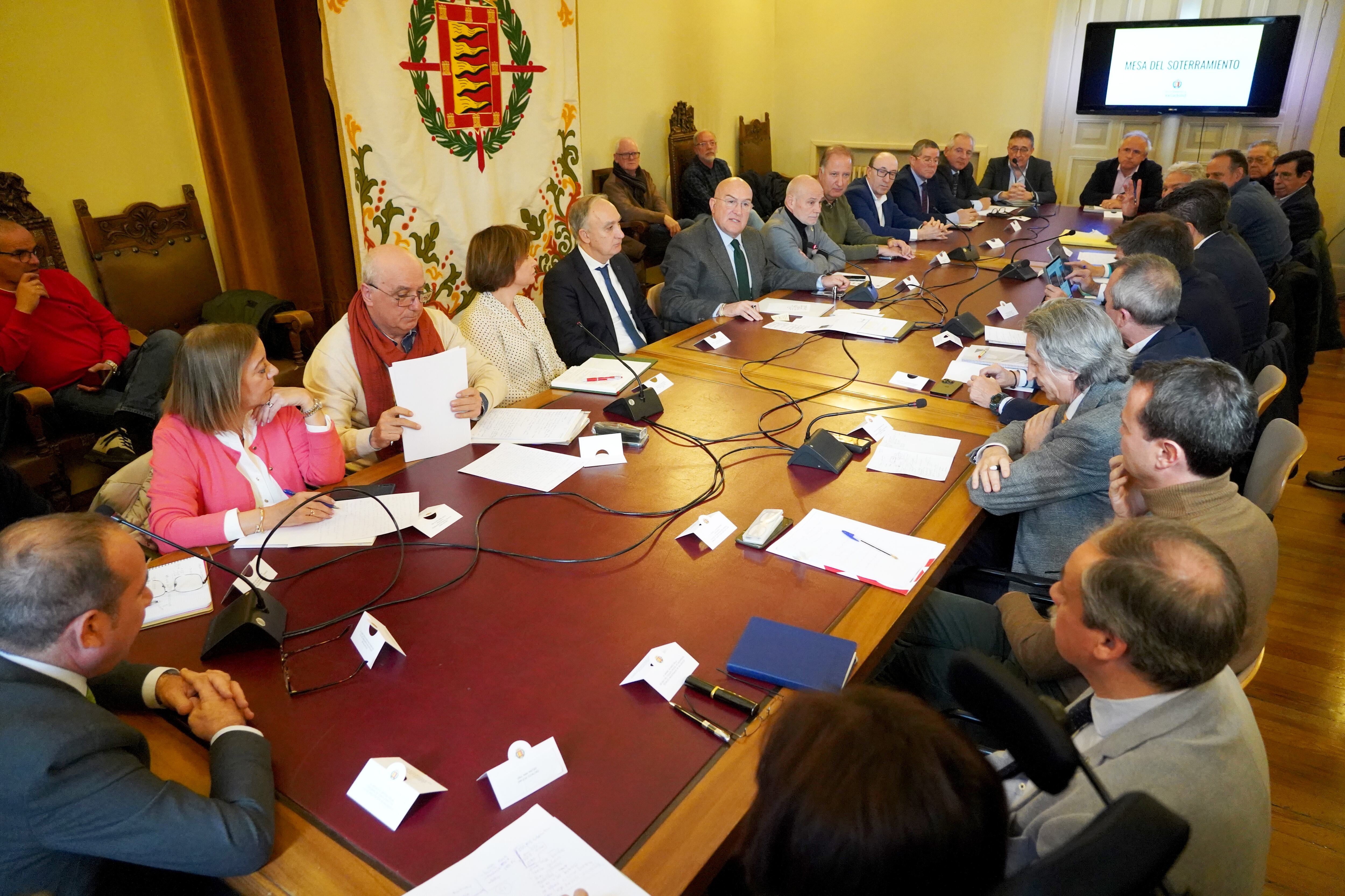 El alcalde de Valladolid, Jesús Julio Carnero, preside la Mesa del Soterramiento