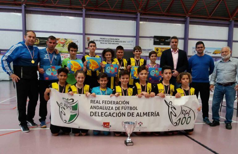 Los campeones de Almería con la pancarta de la FAF.